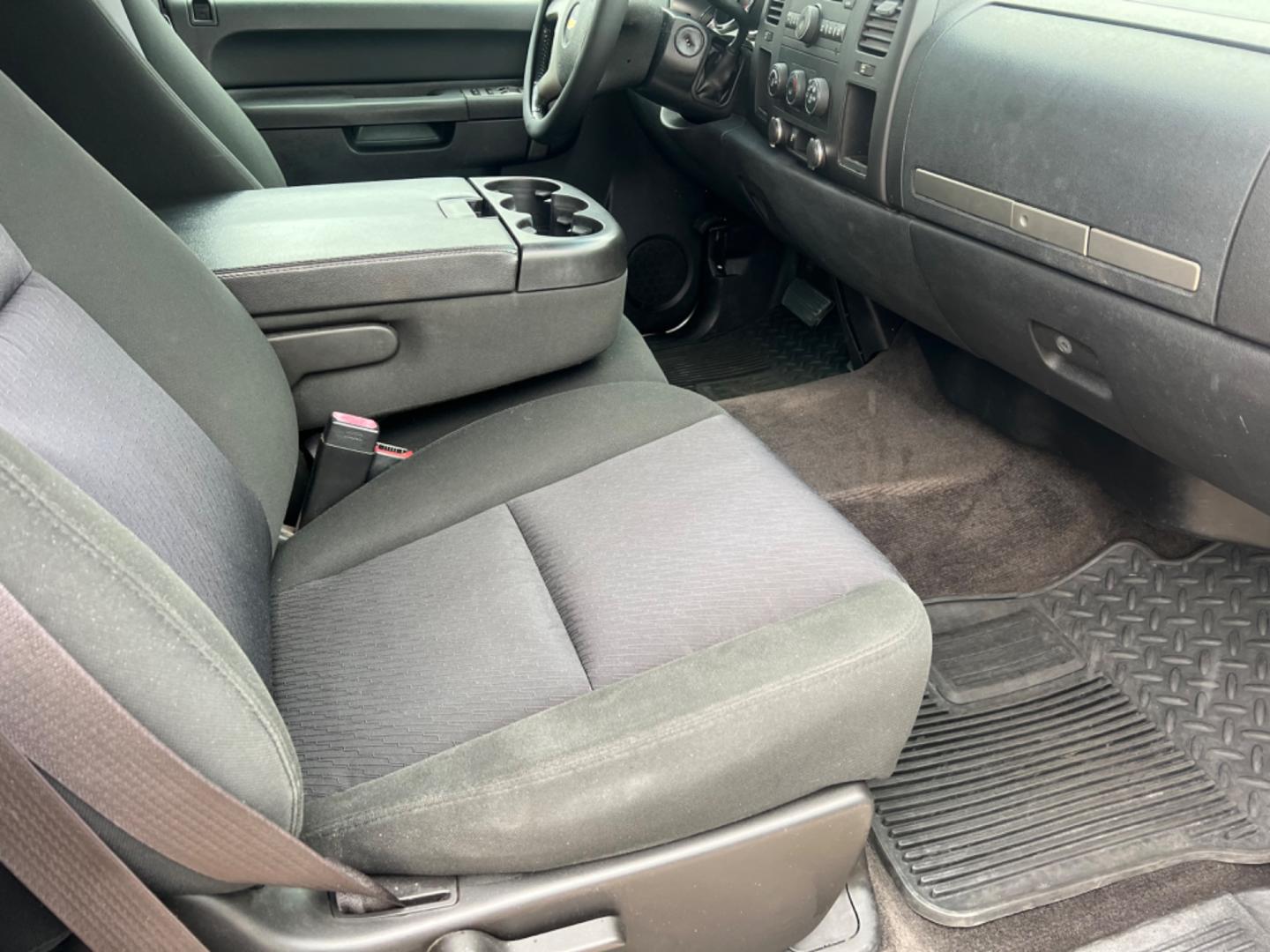 2012 White /Black Chevrolet Silverado 1500 LT (1GCRCSEAXCZ) with an 4.8 V8 engine, Automatic transmission, located at 4520 Airline Hwy, Baton Rouge, LA, 70805, (225) 357-1497, 30.509325, -91.145432 - 2012 Chevy Silverado Ext Cab LT 4.8 V8 Gas, 166K Miles, Power Windows, Locks & Mirrors, Spray In Bedliner, Tow Pkg. NO IN HOUSE FINANCING. FOR INFO PLEASE CONTACT JEFF AT 225 357-1497 CHECK OUT OUR A+ RATING WITH THE BETTER BUSINESS BUREAU WE HAVE BEEN A FAMILY OWNED AND OPERATED BUSINESS AT THE SAM - Photo#9